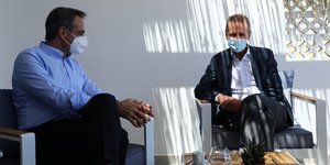 Ο Κυριάκος Μητσοτάκης με τον CEO της VW στην Αστυπάλαια