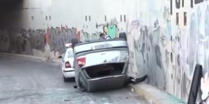 αυτοκίνητο ανάποδα σε γέφυρα Αμφιθέας