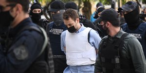 Ο Μπάμπης Αναγνωστόπουλος οδηγείται στον ανακριτή για την απολογία του 