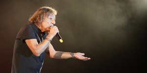 Ο Βασίλης Παπακωνσταντίνου στη συναυλία από το Κατράκειο Θέατρο