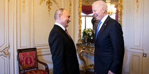 Πούτιν και Μπάιντεν χαμογελούν