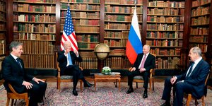 Τζο Μπάιντεν και Βλαντίμιρ Πούτιν μαζί με τους ΥΠΕΞ