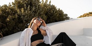 γυναίκα με υφασμάτινο παντελόνι