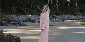 στιλάτη γυναίκα με φόρεμα