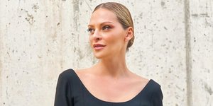 Η Υβόννη Μπόσνιακ με μαύρο φόρεμα