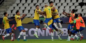 Εξαλλοι πανηγυρισμοί των Βραζιλιάνων 