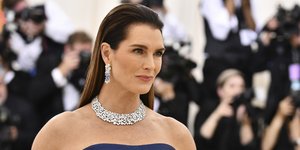 Η Μπρουκ Σιλντς με στράπλες φόρεμα