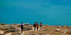 Παρέα πηγαίνει για μπάνιο στη θάλασσα