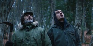 δυο κοιτούν ψηλα