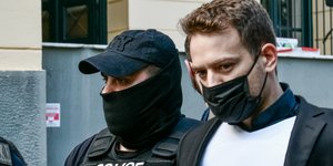 δολοφονος κοιταει πλαι 