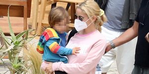 Η Δούκισσα Νομικού φόρεσε το ιδανικό outfit για τις πρώτες δροσερές μέρες στο νησί