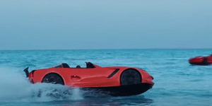 Το τροποποιημένο jet ski ντριφτάρει στα κύματα