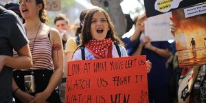 εφηβη φωναζει πλακατ 