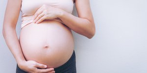 Έγκυος κρατά την κοιλιά της