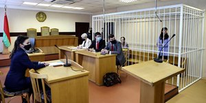 Εικόνα δικαστηρίου στη Λευκορωσία, με τους κατηγορούμενους έγκλειστους πίσω από κάγκελα