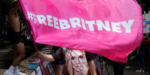 Θαυμαστές της τραγουδίστριας με σημαίες «Ελευθερώστε την Μπρίτνεϊ»