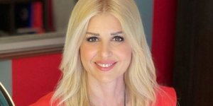 Έλενα Ράπτη με κόκκινη μπλούζα