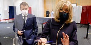 Ο Εμανουέλ Μακρόν και η Μπριζίτ ασκούν το εκλογικό τους δικαίωμα