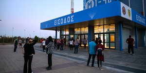 Πολίτες στην είσοδο εμβολιαστικού κέντρου