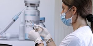 Κατά τη διάρκεια εμβολιασμού για τον κορωνοϊό