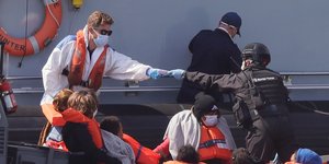 Επιχείρηση διάσωσης μεταναστών σε θαλάσσια περιοχή μεταξύ Γαλλίας και Βρετανίας