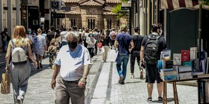 Πολίτες περπατούν στην Ερμού