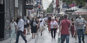 Πολίτες περπατούν στα καταστήματα της Ερμού