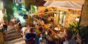 Γεμάτο κατάστημα εστίασης στην Πλάκα