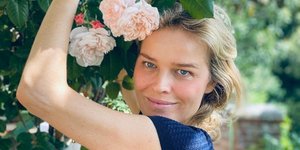 H Εύα Χερτζίκοβα με μπλε μπλούζα