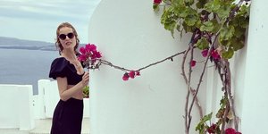 Η Εύα Ερτζίγκοβα στην Σαντορίνη