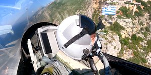 Ο Α/ΓΕΕΘΑ εν πτήσει με το F-16 πάνω από το μνημείο Σιαλμά
