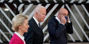 Ούρσουλα Φον ντερ Λάιεν, Τζο Μπάιντεν και Σαρλ Μισέλ