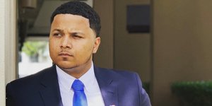 Ο Φρέντι Φίγκερς με κοστούμι