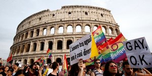Διαδηλωτές της ΛΟΑΤΚΙ κοινότητας στη Ρώμη, με φόντο το Κολοσσαίο
