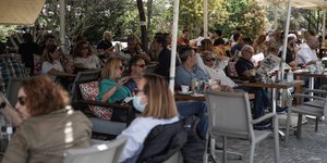 γεματα τραπεζακια σε καφε