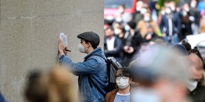 Γερμανός με μάσκα συμπληρώνει αίτηση