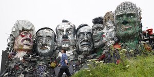 Το γλυπτό των ηγετών της G7 φτιαγμένο από ηλεκτρονικά σκουπίδια