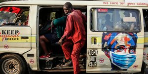 Βανάκι με γκράφιτι που μεταδίδει το μήνυμα της χρήσης μάσκας για την αποτροπή διάδοσης του κορωνοϊού