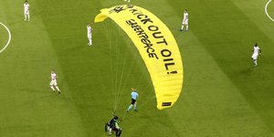 Εισβολέας της Green Peace προσγειώθηκε στο γήπεδο