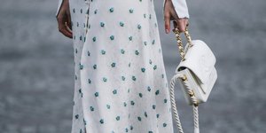 Γυναίκα με λευκή τσάντα