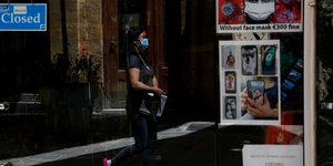 Γυναίκα στη Λευκωσία της Κύπρου με μάσκα για τον κορωνοϊό