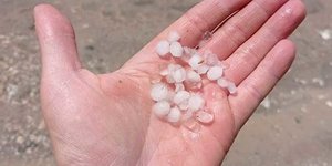 χαλάζι σε χέρι άνδρα