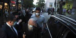 Ο Αρχιεπίσκοπος Ιερώνυμος στο Λαϊκό, πίσω του ο Βασ. Κικίλιας