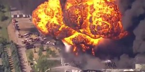 Τρόμος στο Ιλινός των ΗΠΑ: Μεγάλη φωτιά σε χημικό εργοστάσιο 