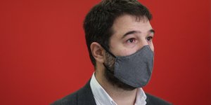ηλιοπουλος κοκκινο φοντο