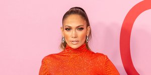 Η Τζένιφερ Λόπεζ με κόκκινο τοπ και φούστα