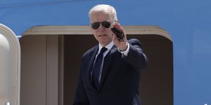 Τζο Μπάιντεν με γυαλιά και κοστούμι έξω από αεροπλάνο