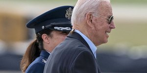 Τζιτζίκι στο λαιμό του Τζο Μπάιντεν