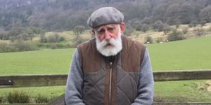 Ο 84χρονος YouTuber Τζον Μπάτλερ με την απαλή φωνή 