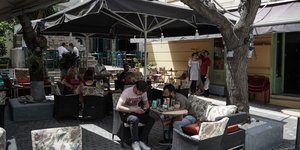 καφε μαυρη ομπρελα